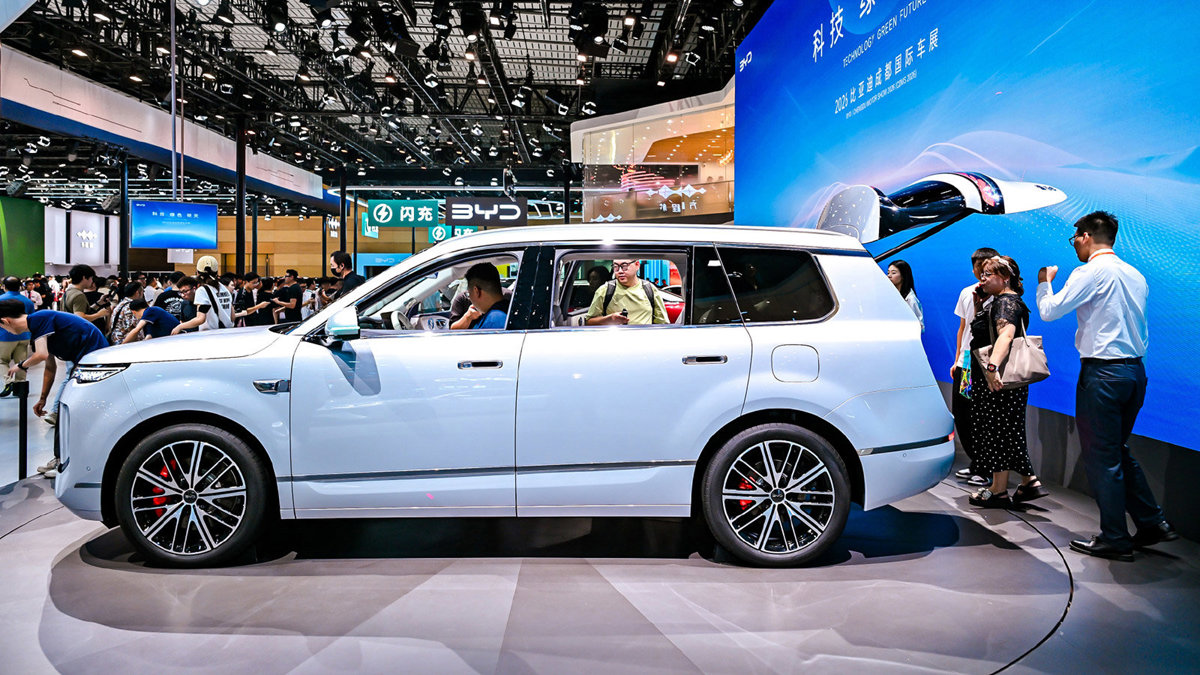 BYD's New Flagship SUV Has A Plug-In Hybrid With More Electric Range Than Some EVs
