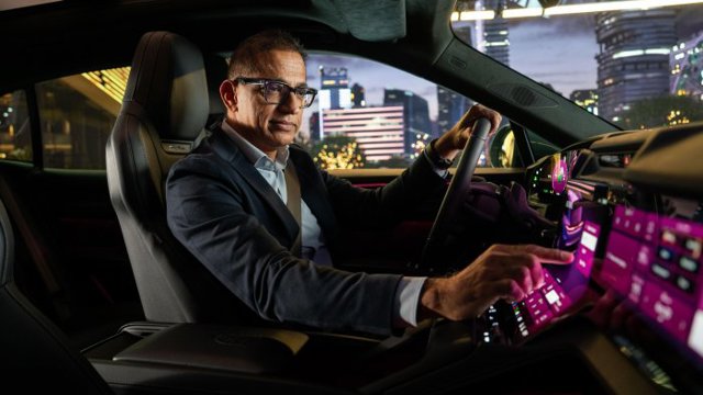 Cayenne Electric Driver Experience: Four Displays, AR HUD, and Physical Buttons Survive