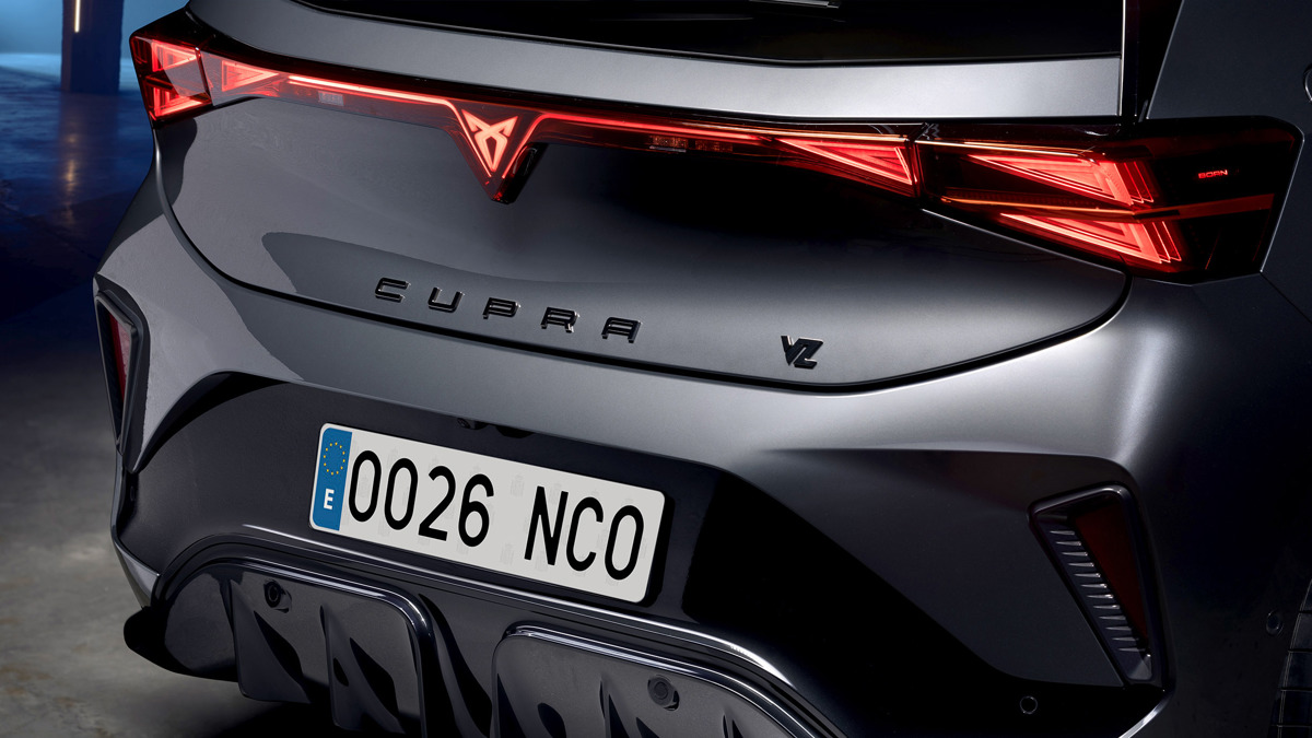 Cupra Born Facelift: Physical Buttons Return, 372-Mile Range, 322 HP VZ