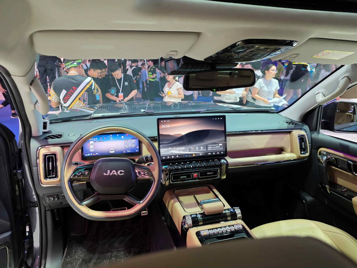 JAC T9 PHEV Shows New Interior In Chengdu With Physical Toggle Switches