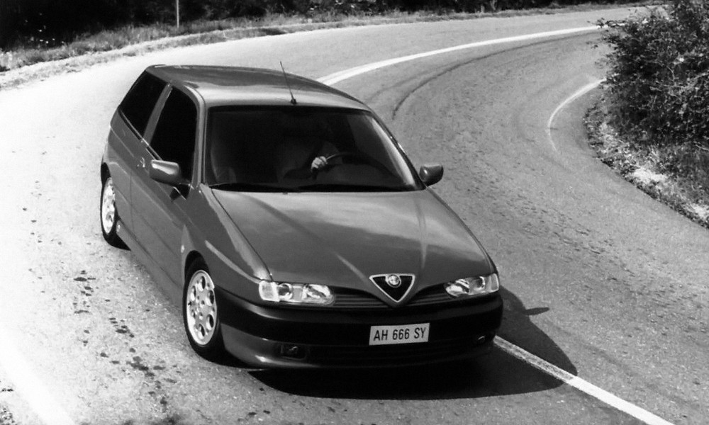 Alfa Romeo 145 photo 23