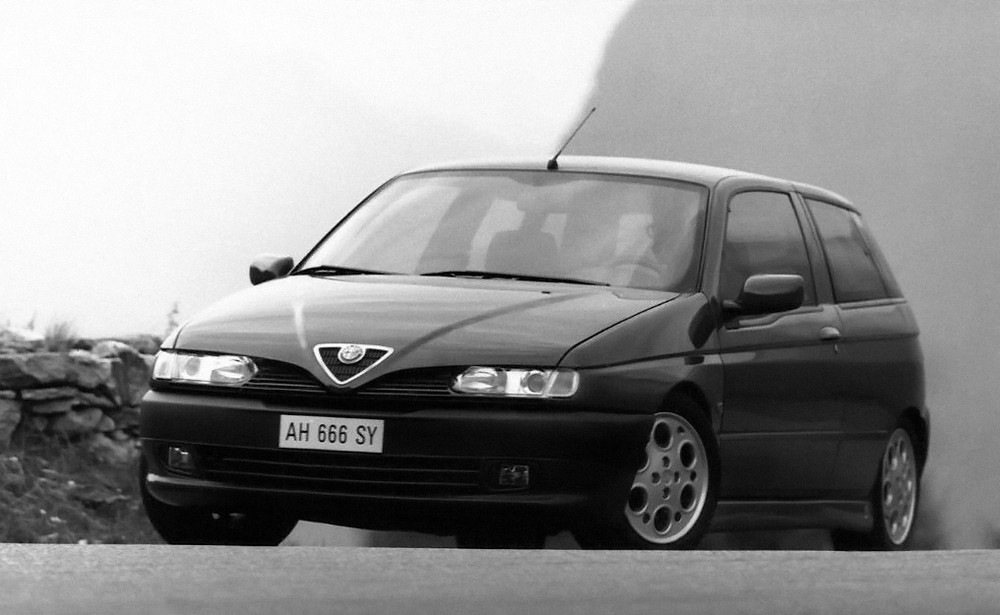 Alfa Romeo 145 photo 24