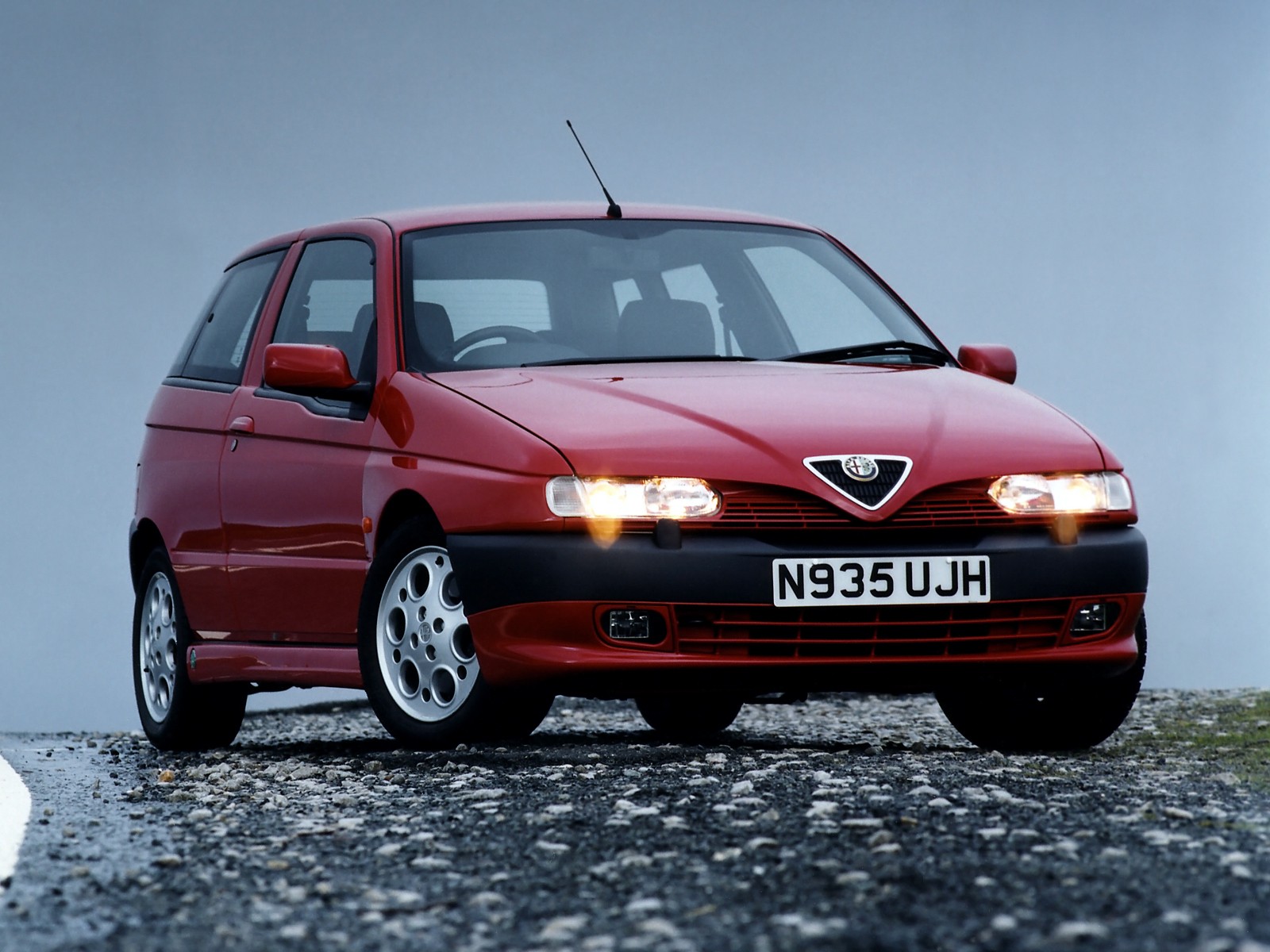 Alfa Romeo 145 photo 32