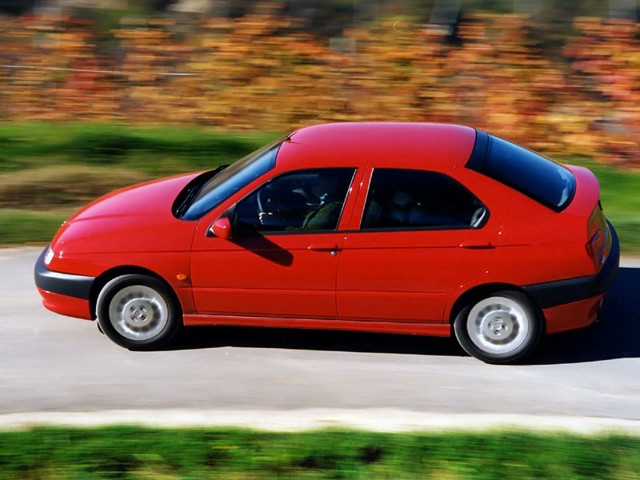 Alfa Romeo 146 photo 15