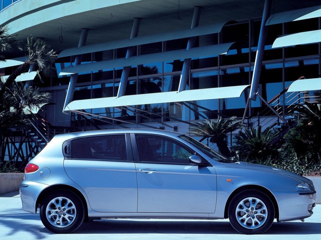 Alfa Romeo 147 3 Doors photo 11