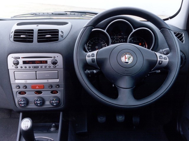 Alfa Romeo 147 3 Doors photo 36