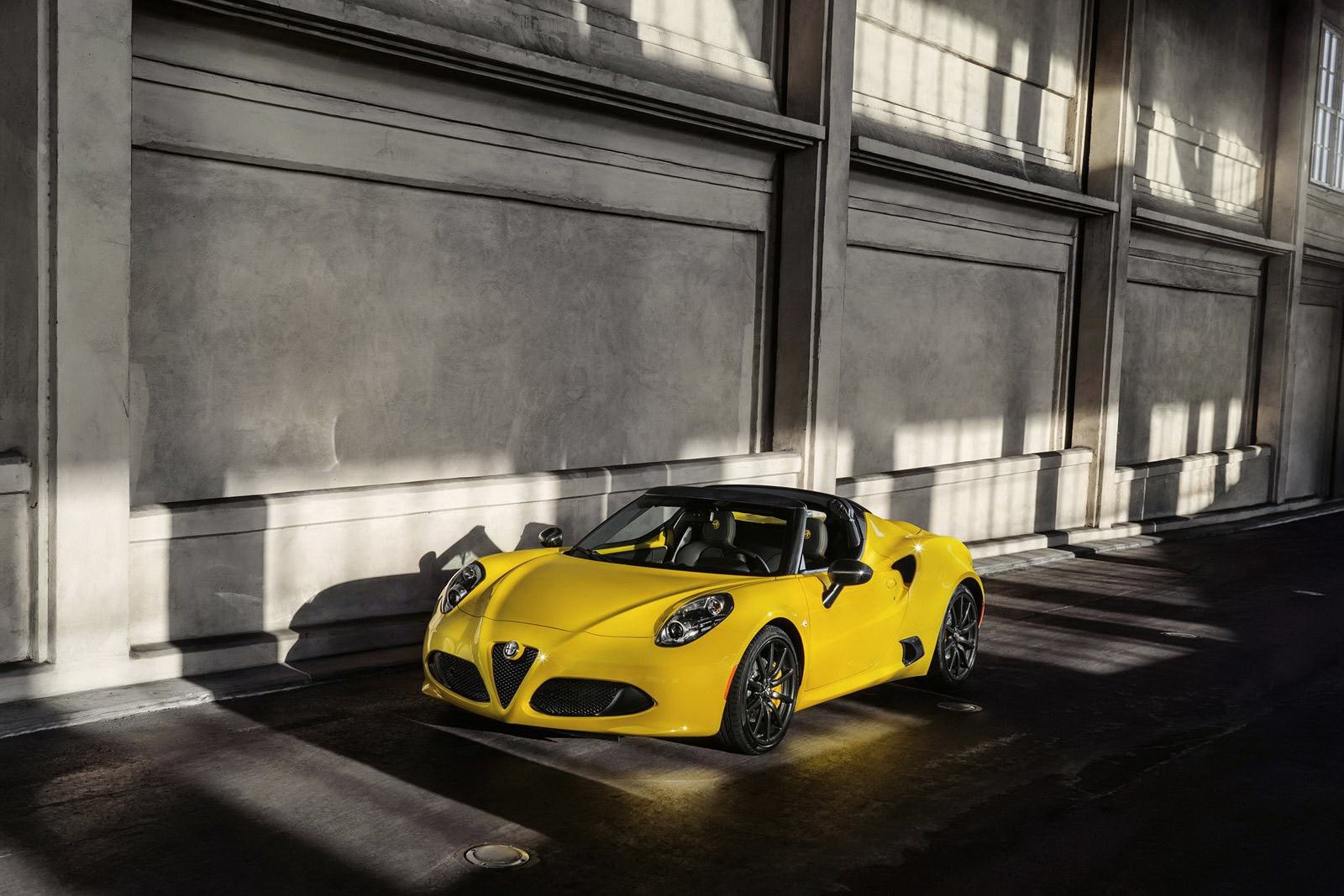 Alfa Romeo 4C Spider photo 38