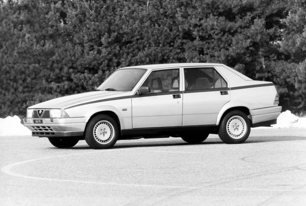 Alfa Romeo 75 photo 6