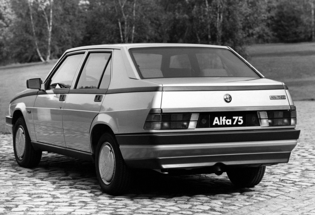Alfa Romeo 75 photo 9