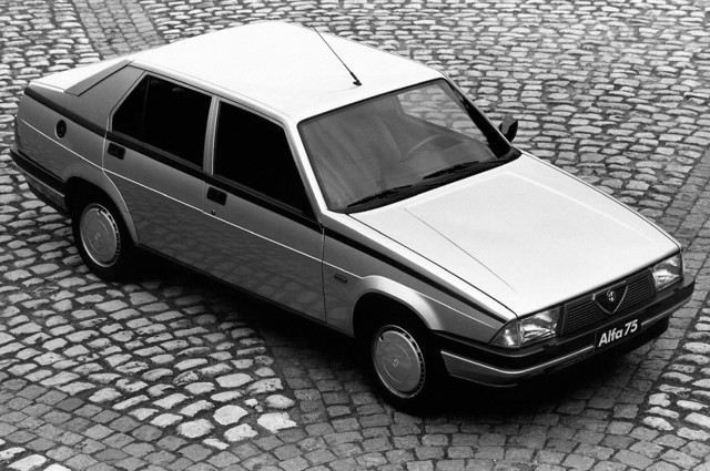 Alfa Romeo 75 photo 10