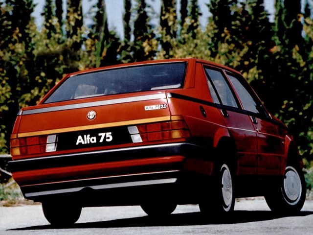 Alfa Romeo 75 photo 12