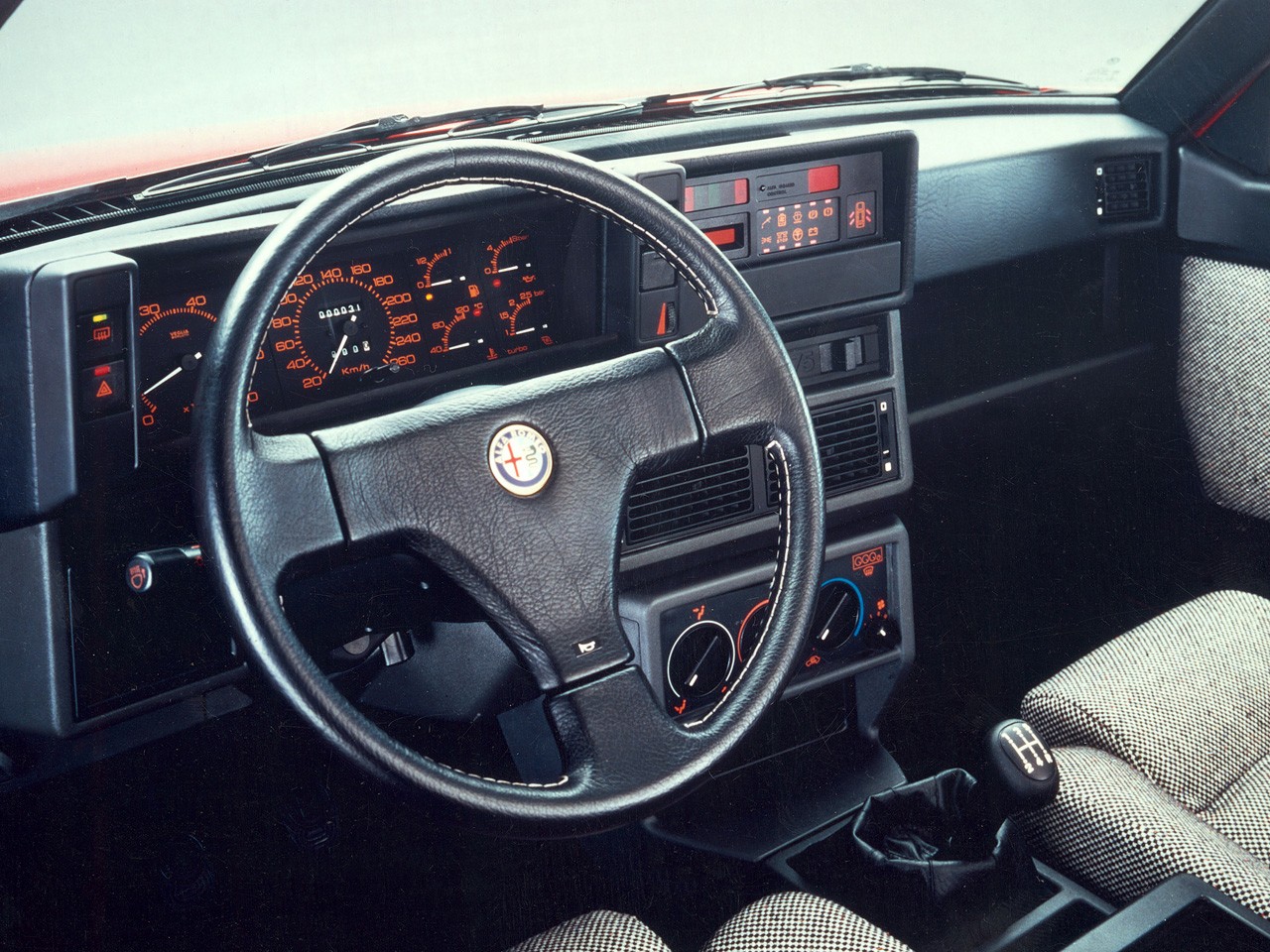 Alfa Romeo 75 photo 43