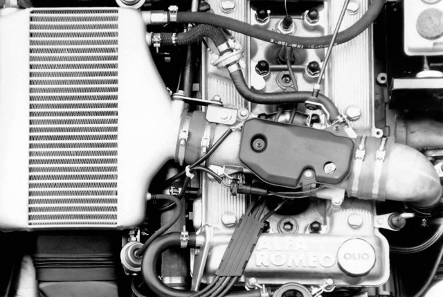 Alfa Romeo 75 photo 44