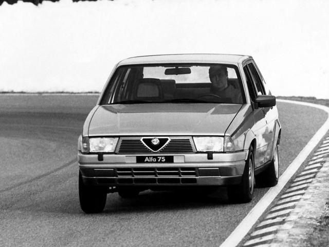 Alfa Romeo 75 photo 26