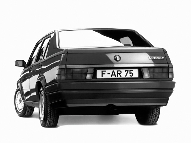 Alfa Romeo 75 photo 28