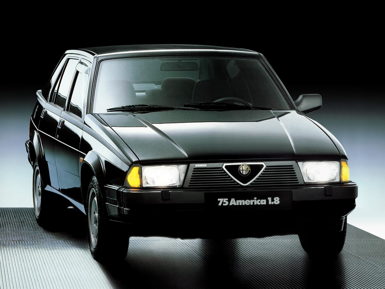 Alfa Romeo 75 photo 29