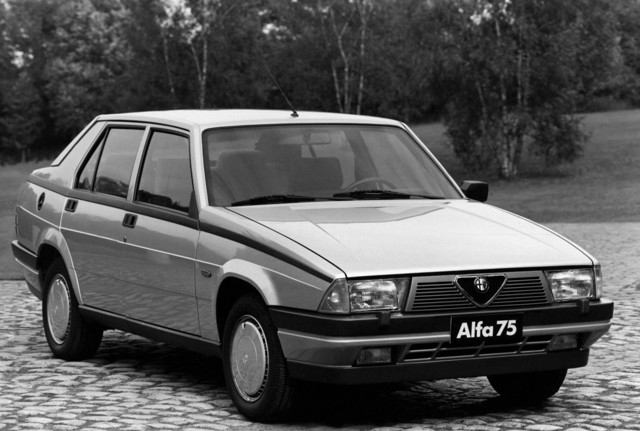 Alfa Romeo 75 photo 32
