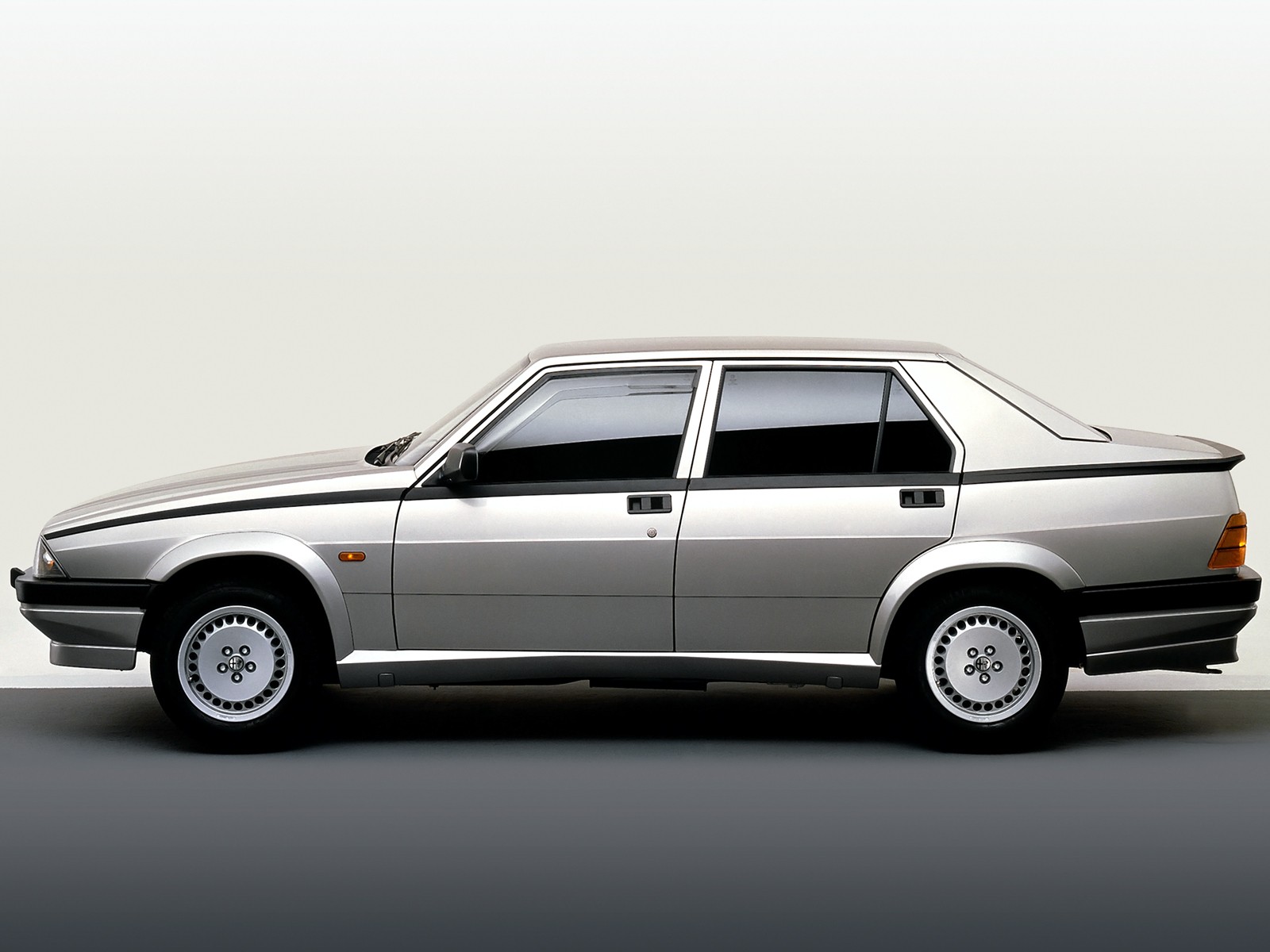 Alfa Romeo 75 photo 34