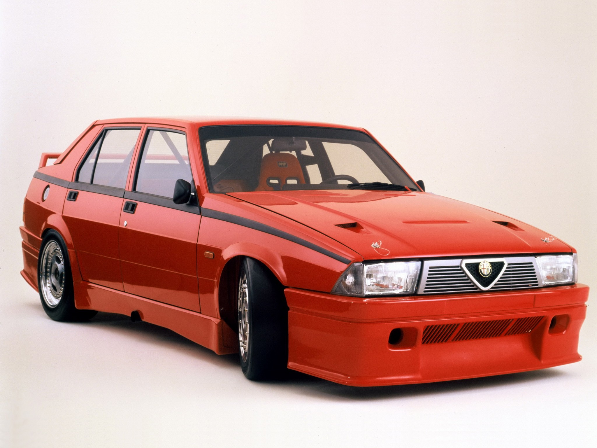 Alfa Romeo 75 photo 37
