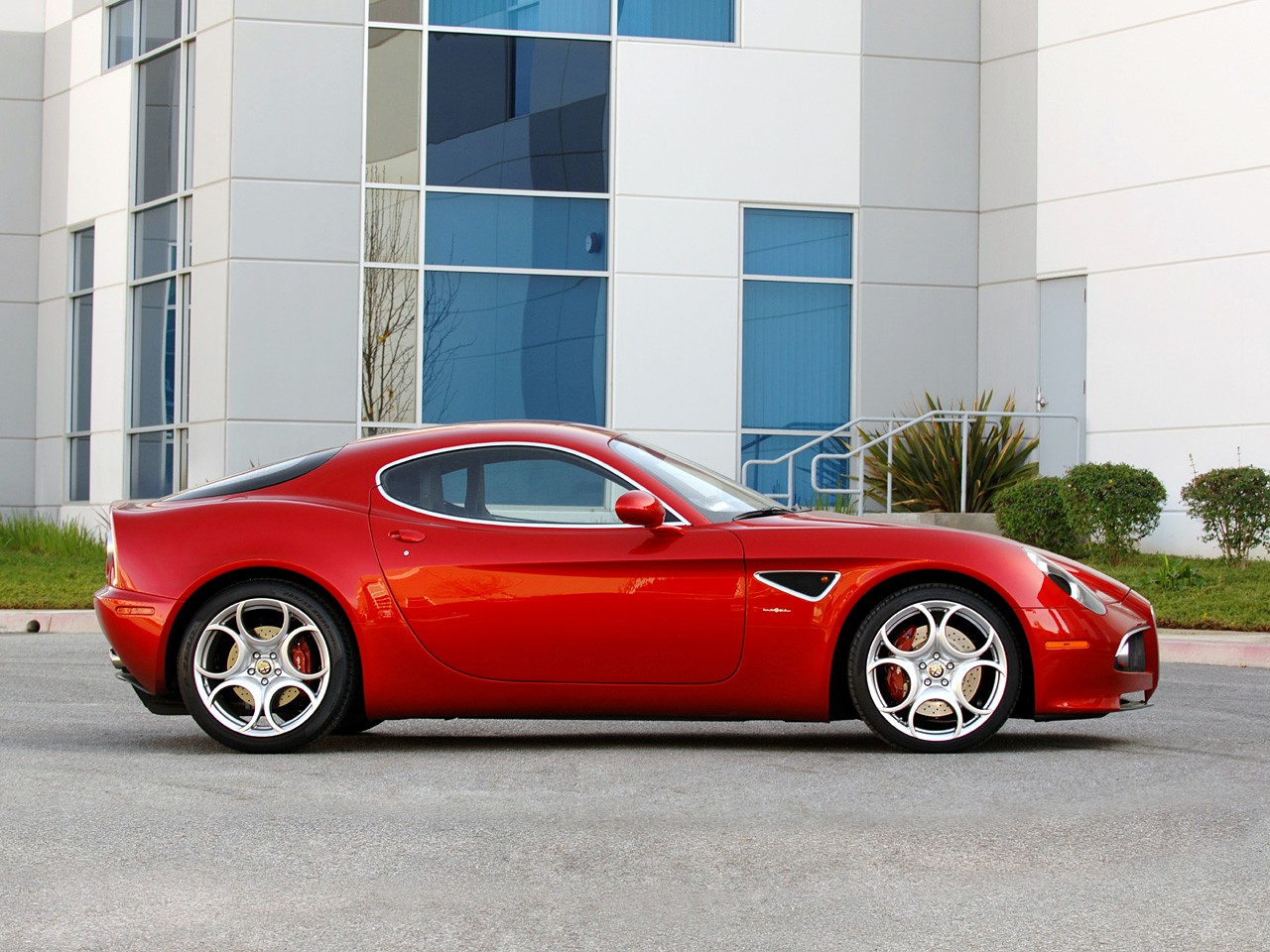 Alfa Romeo 8C photo 16