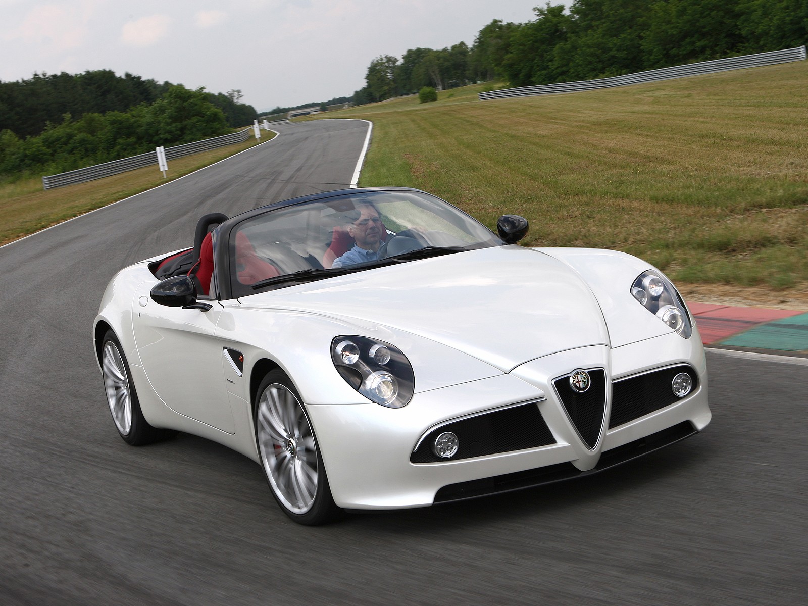 Alfa Romeo 8C photo 16