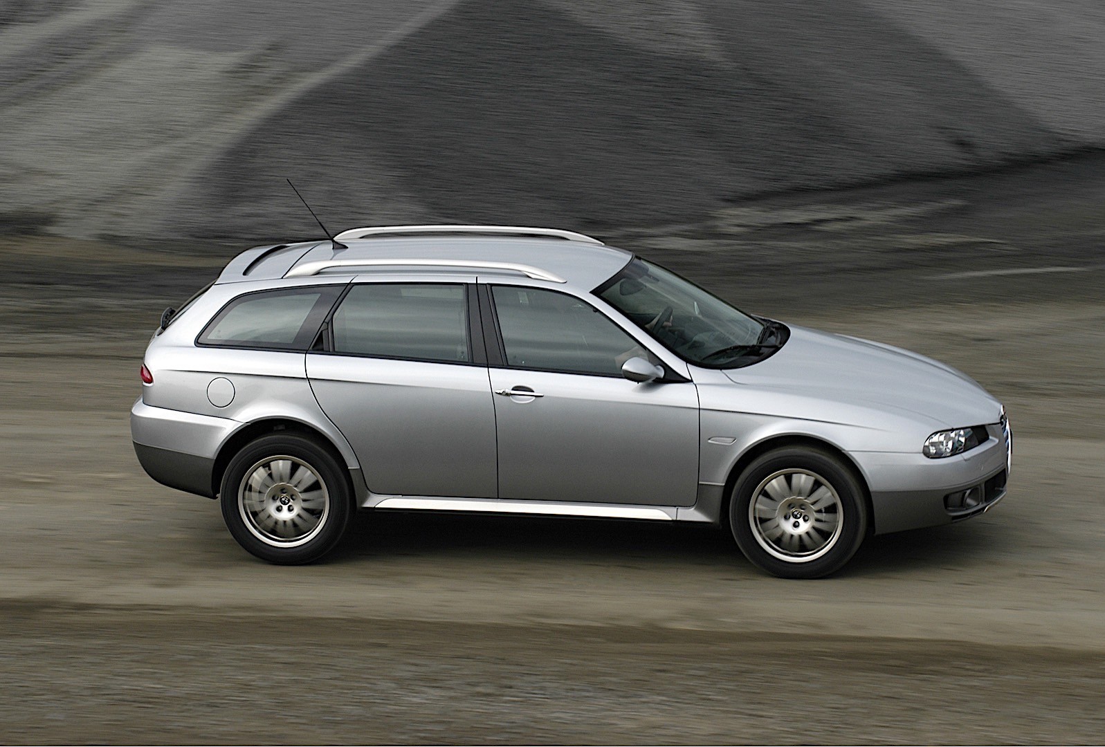 Alfa Romeo Crosswagon Q4 photo 16