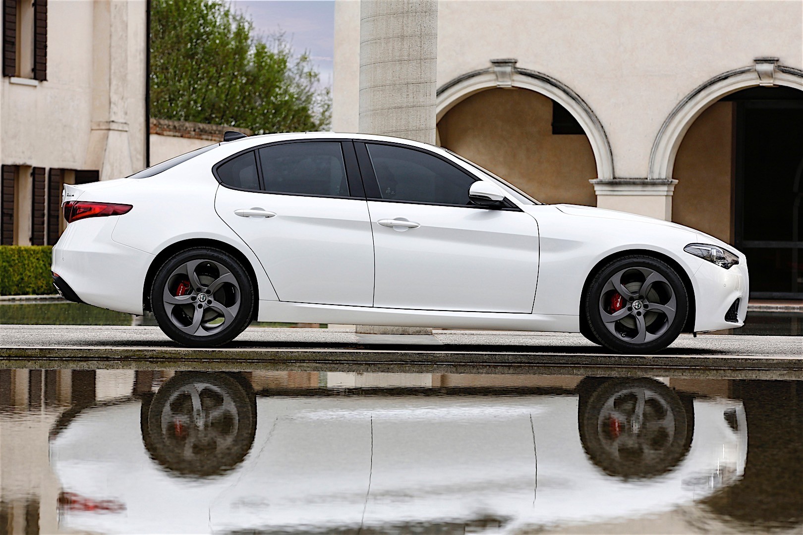Alfa Romeo Giulia photo 20