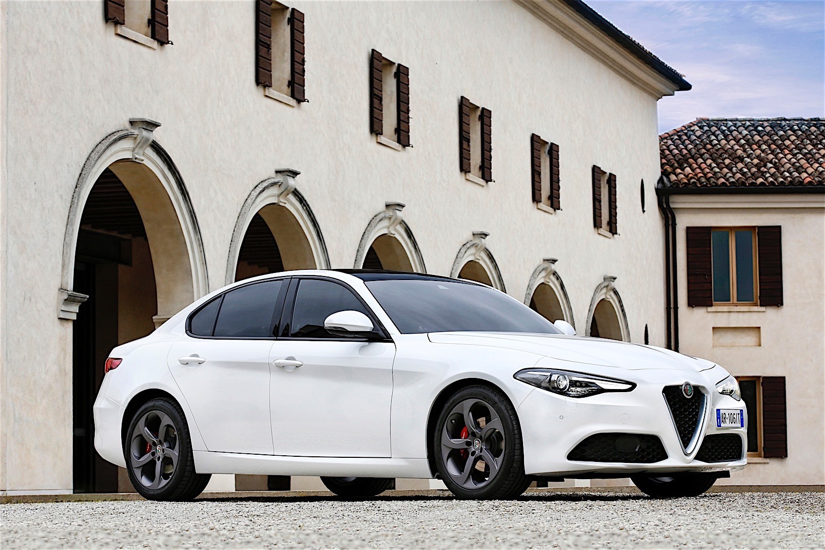 Alfa Romeo Giulia photo 3
