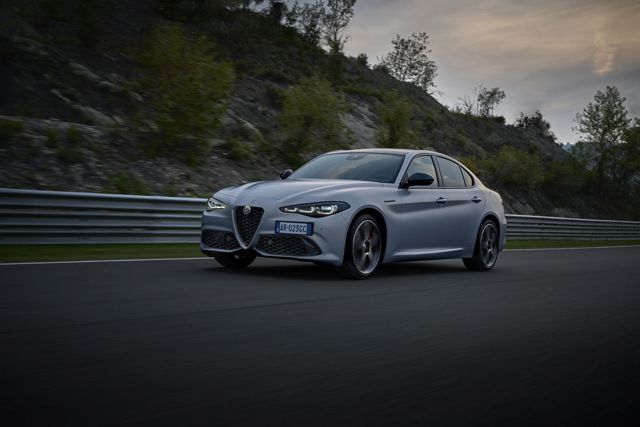 Alfa Romeo Giulia foto 2