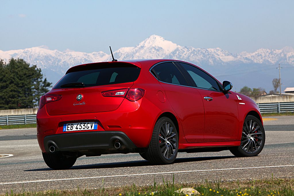 Alfa Romeo Giulietta Quadrifoglio Verde photo 2