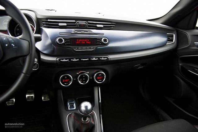 Alfa Romeo Giulietta Quadrifoglio Verde photo 61