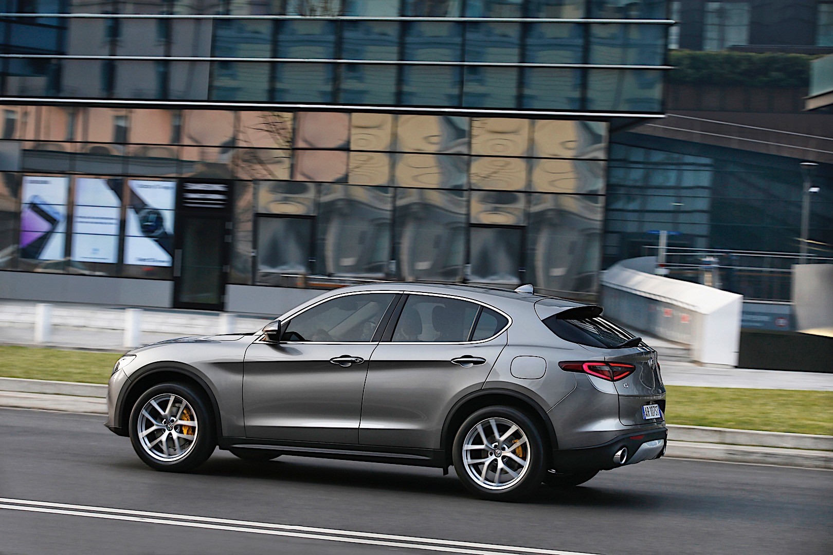 Alfa Romeo Stelvio photo 8