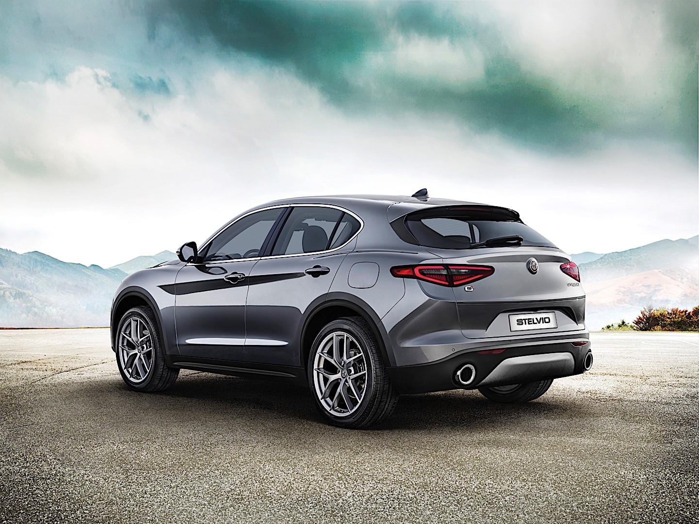 Alfa Romeo Stelvio photo 2