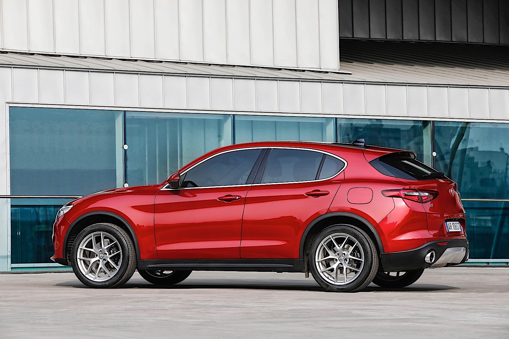Alfa Romeo Stelvio photo 4