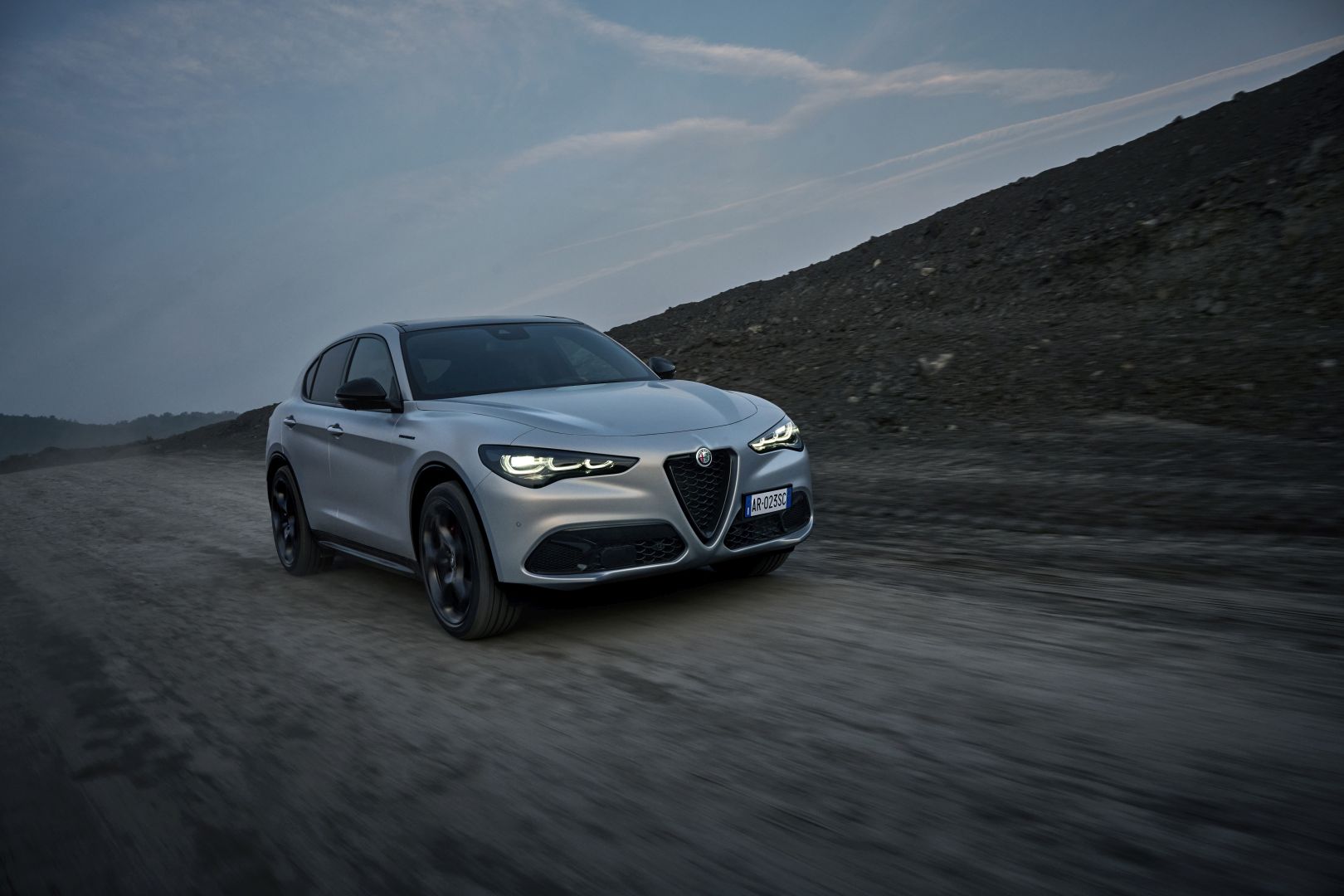 Alfa Romeo Stelvio photo 2