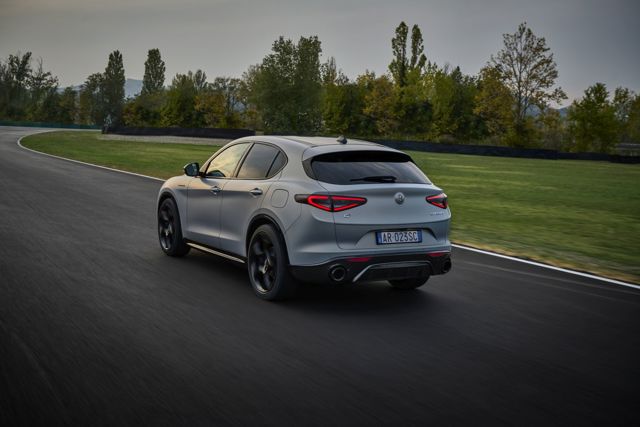 Alfa Romeo Stelvio photo 3
