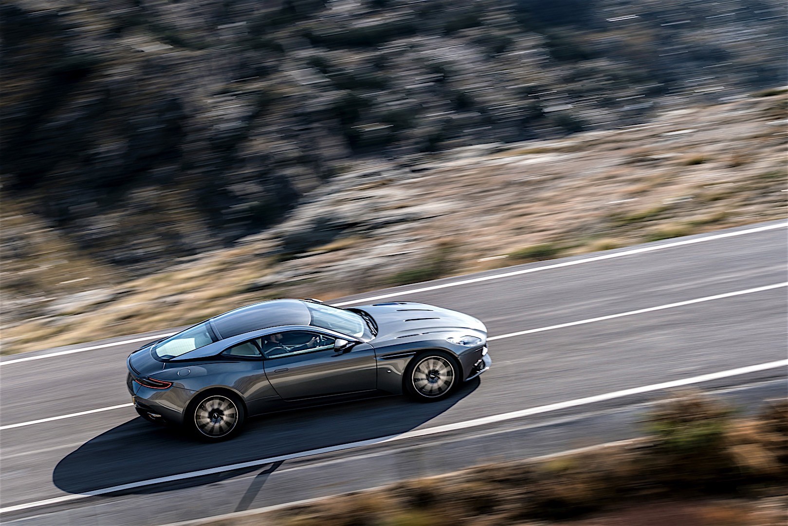 Aston Martin Db11 photo 12