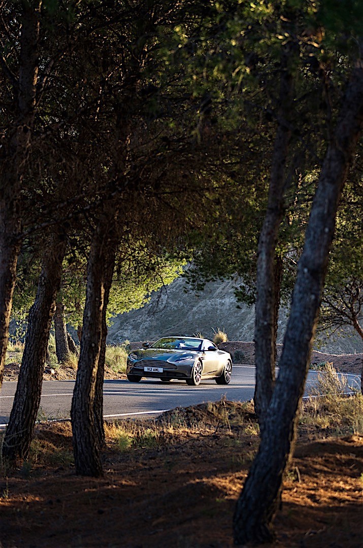 Aston Martin Db11 photo 15