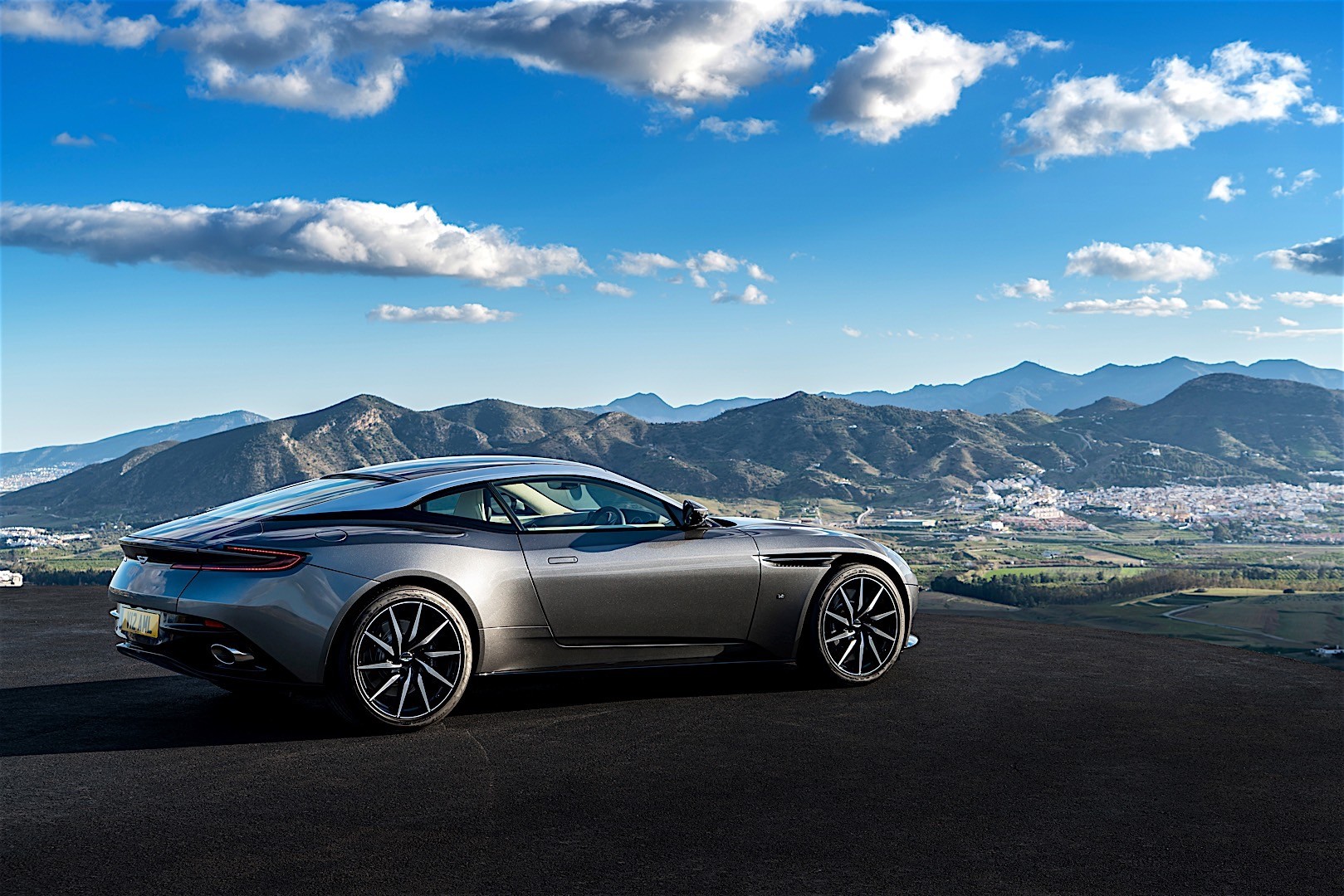 Aston Martin Db11 photo 17