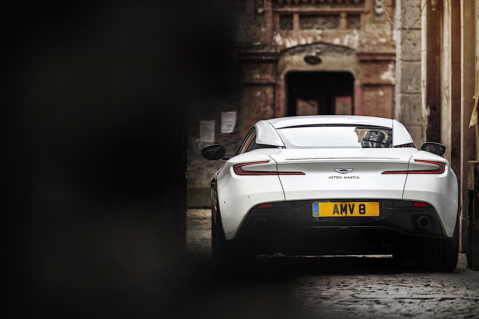 Aston Martin Db11 photo 21