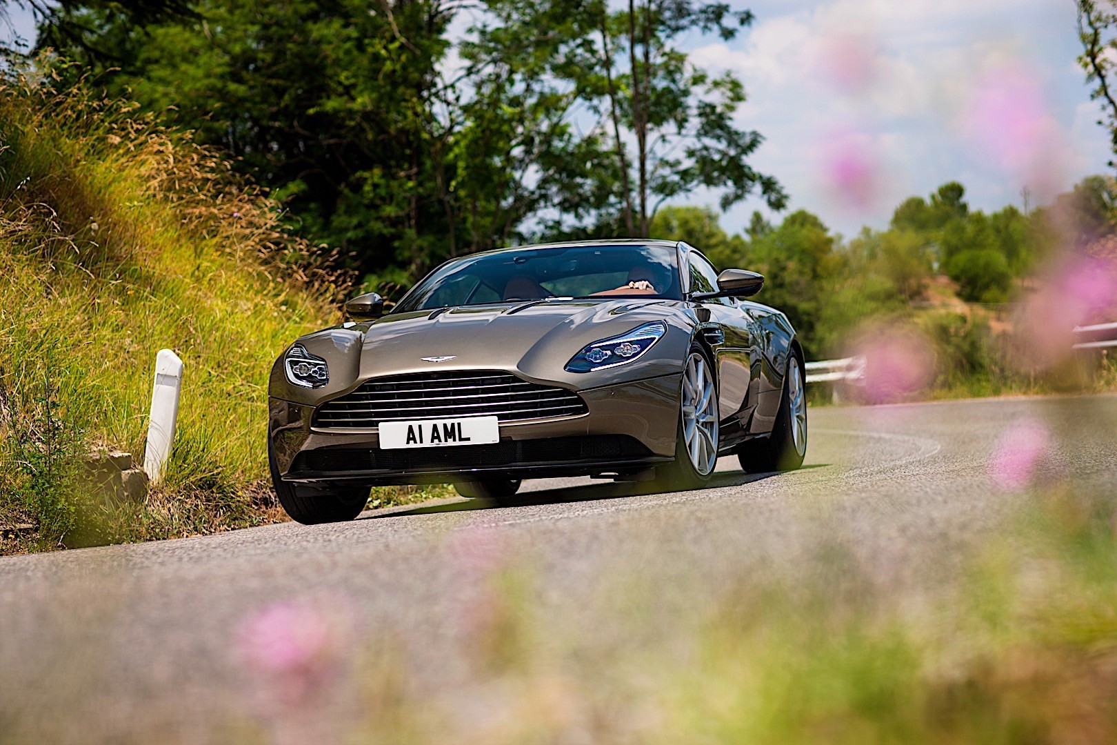 Aston Martin Db11 photo 24