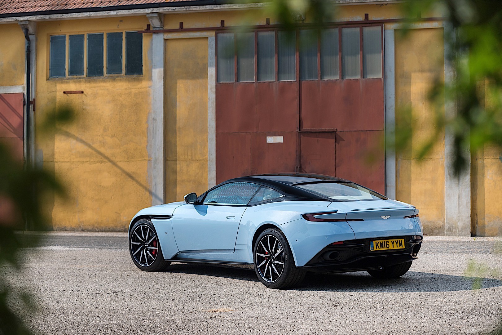 Aston Martin Db11 photo 26