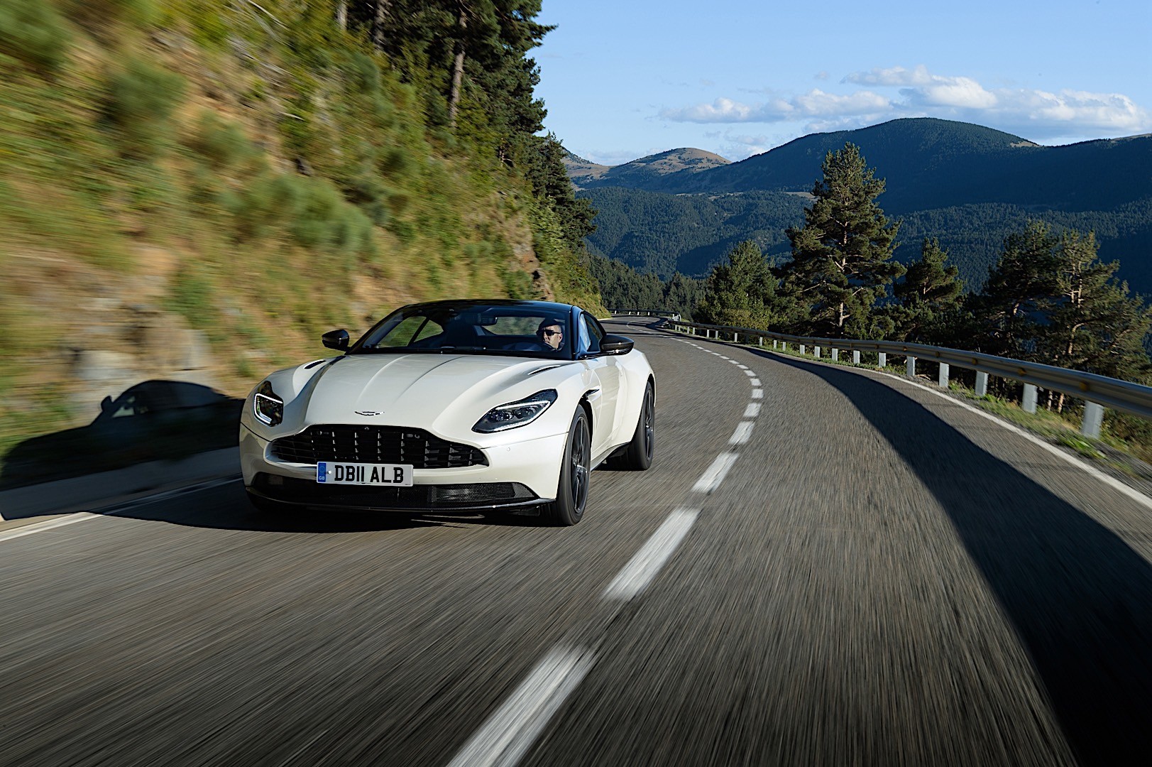 Aston Martin Db11 photo 27