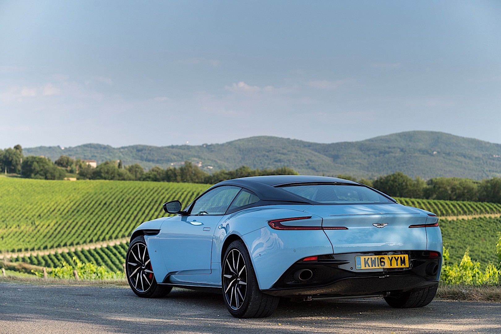 Aston Martin Db11 photo 32