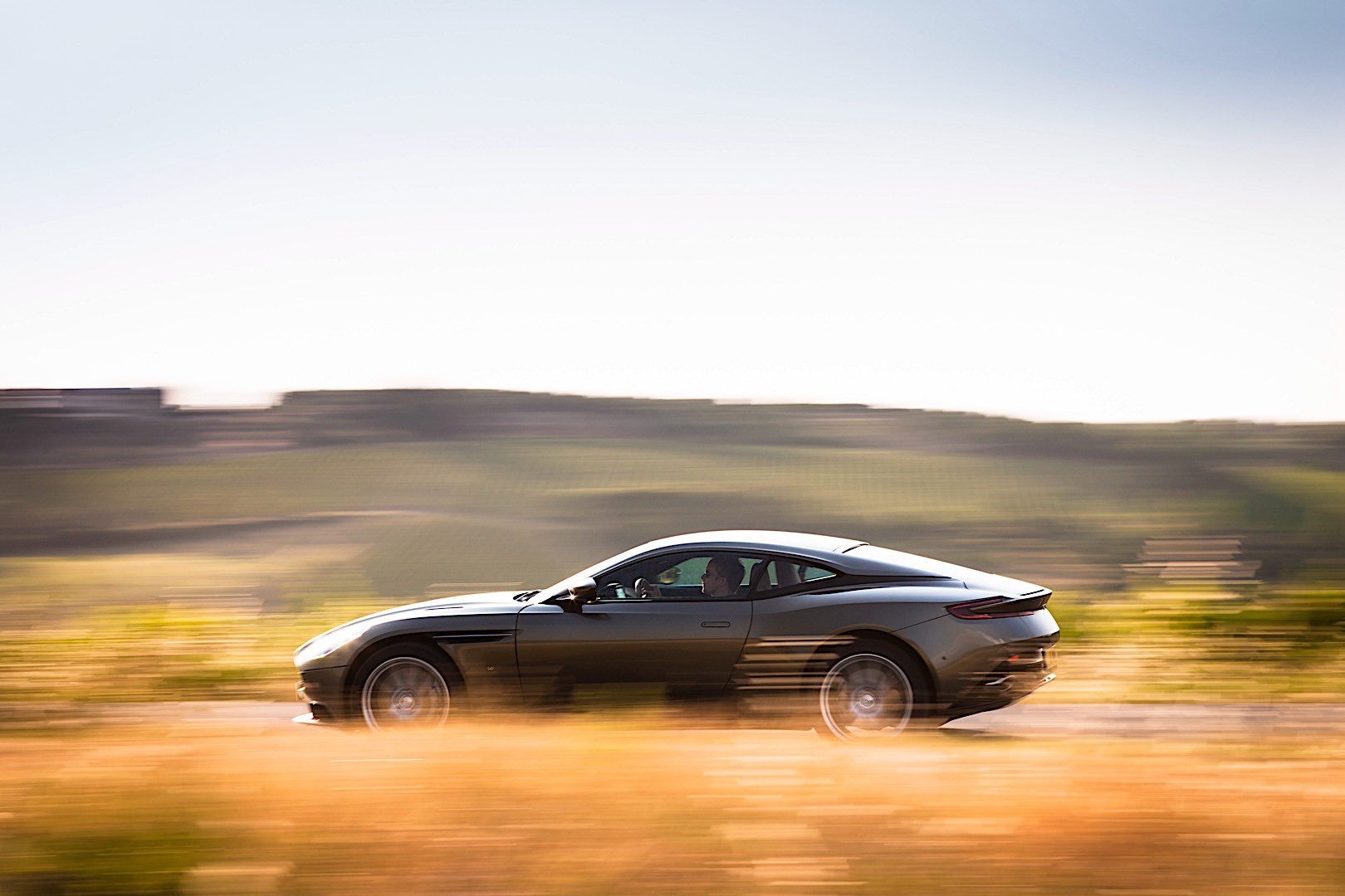 Aston Martin Db11 photo 39
