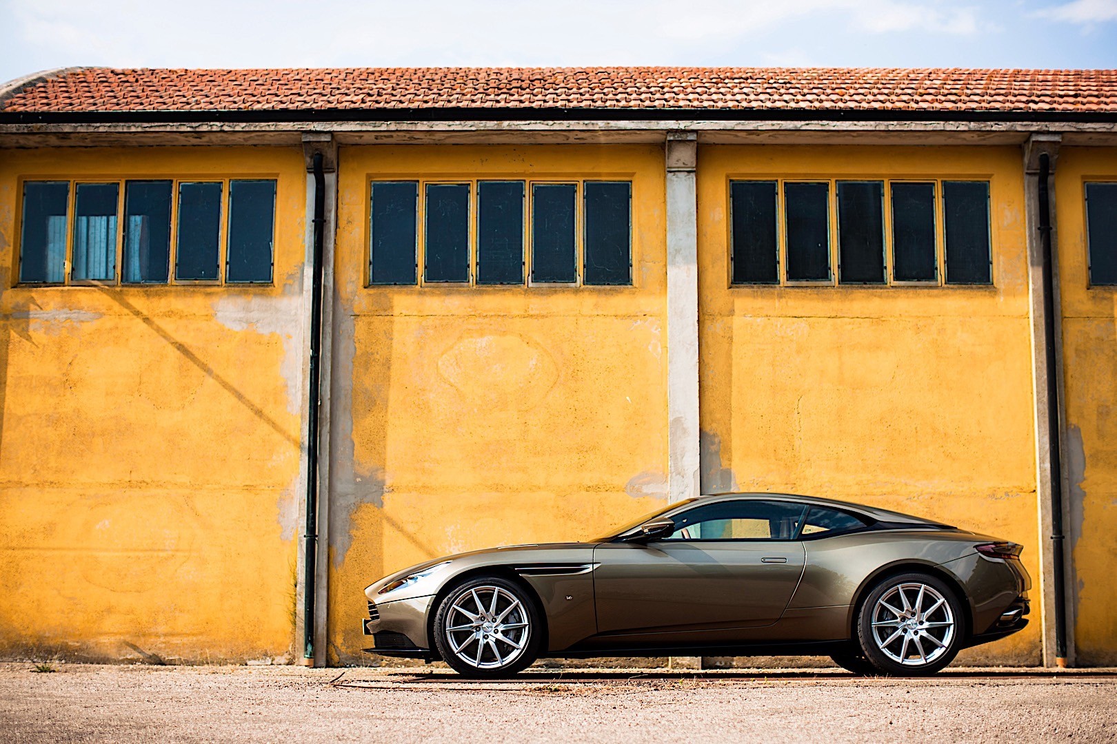 Aston Martin Db11 photo 47