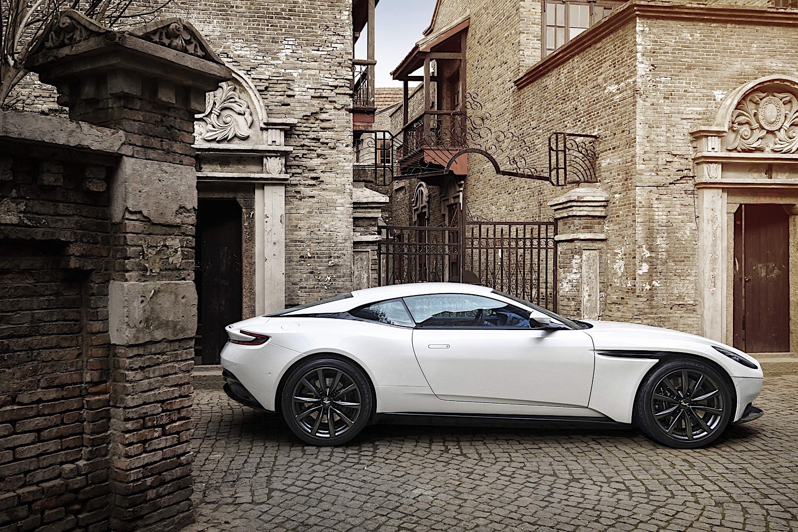 Aston Martin Db11 photo 65
