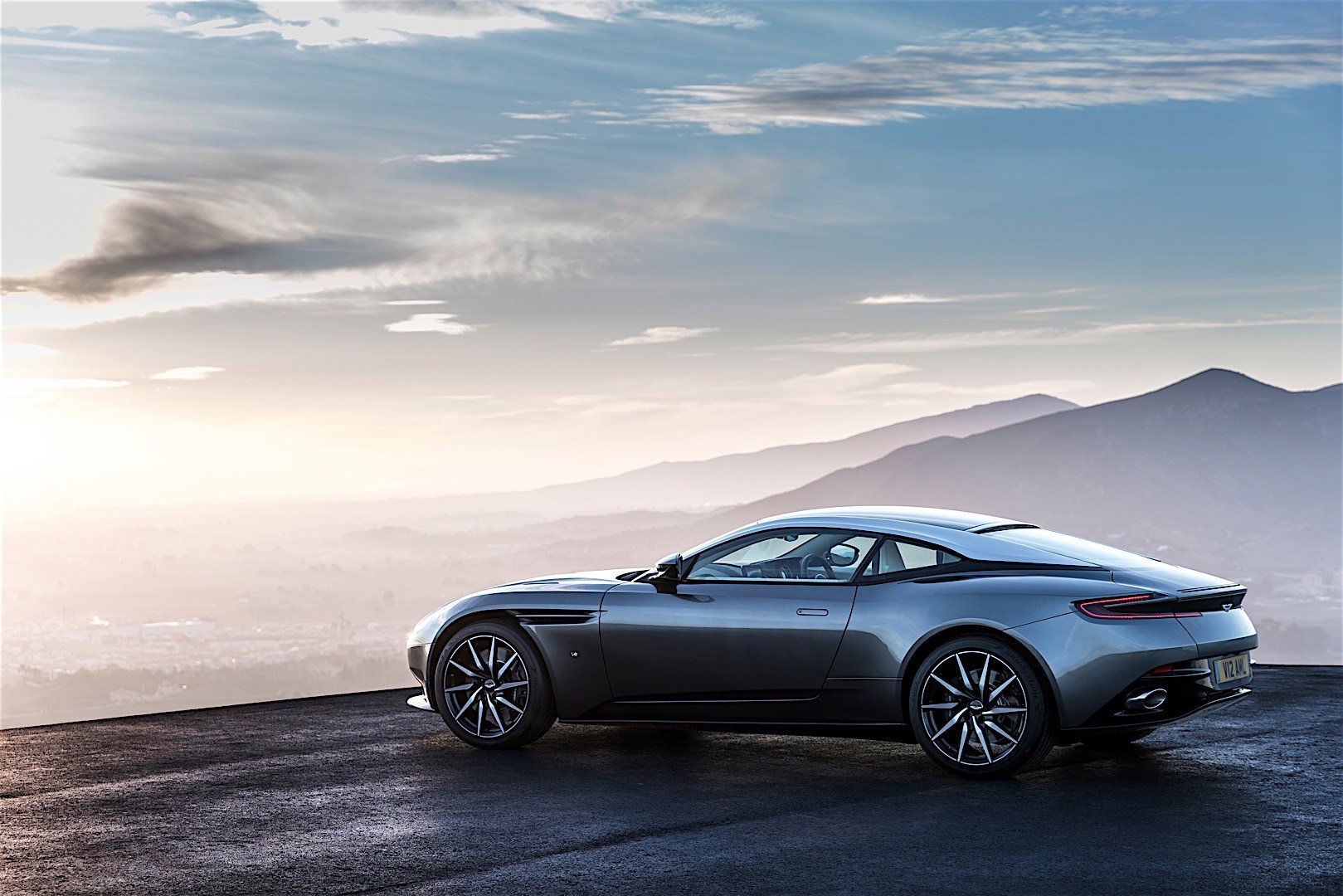 Aston Martin Db11 photo 5