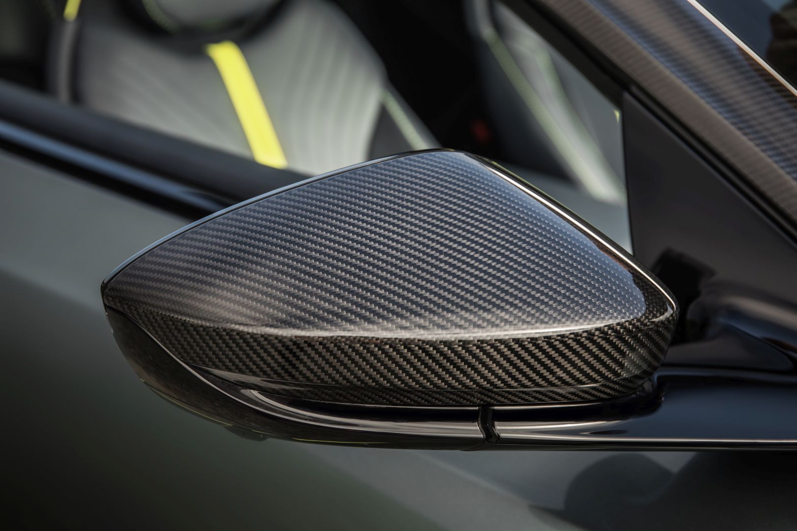 Aston Martin Db11 photo 11