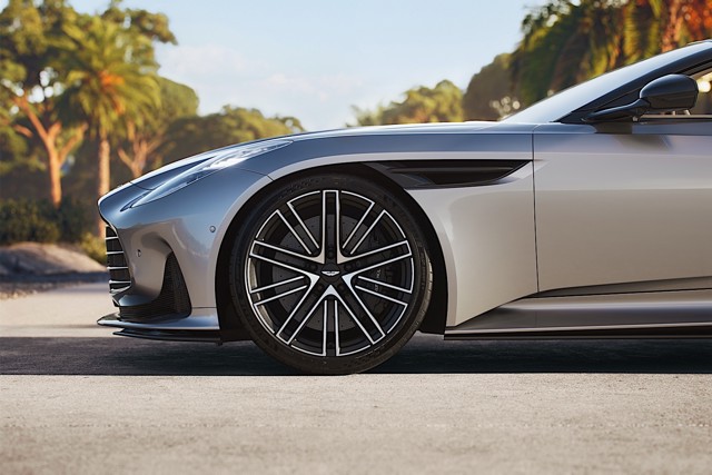 Aston Martin Db12 Volante photo 2